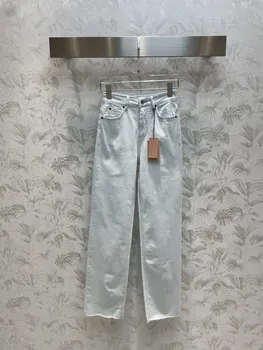 Маленькие белые джинсы с прямыми штанинами, задний карман с надписью 
