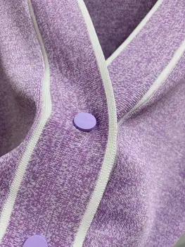 Весной и летом 2022 года новый женский свободный фиолетовый вязаный кардиган с V-образным вырезом